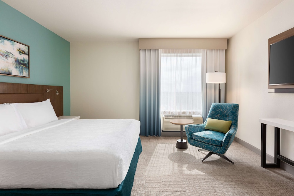 King Suite, Mobility & Hearing Accessible with Roll-In Shower - Photo 3