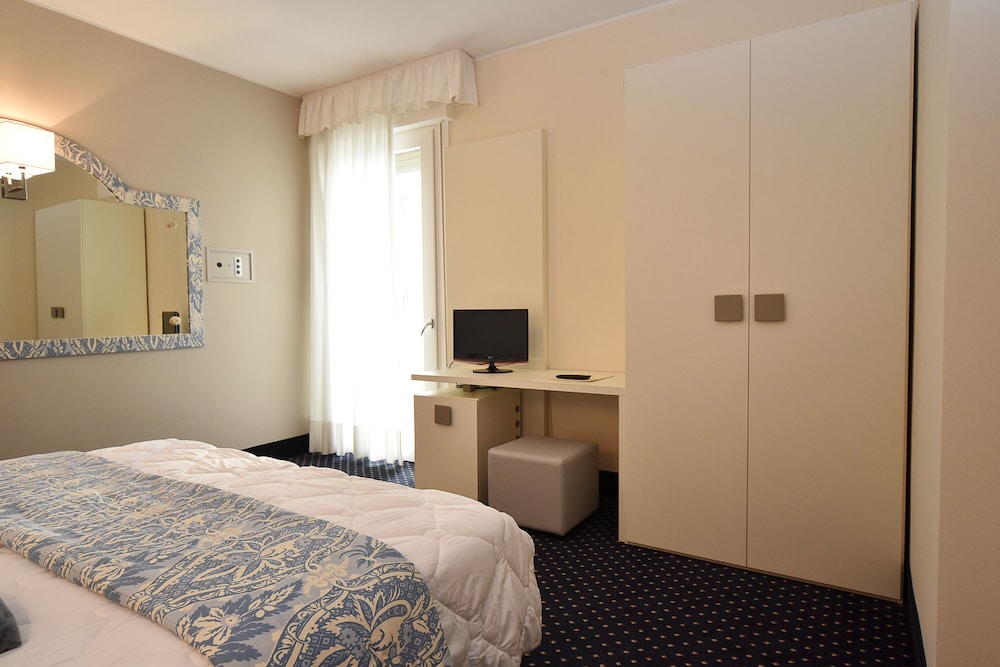 Classic Triple Room, Partial Sea View