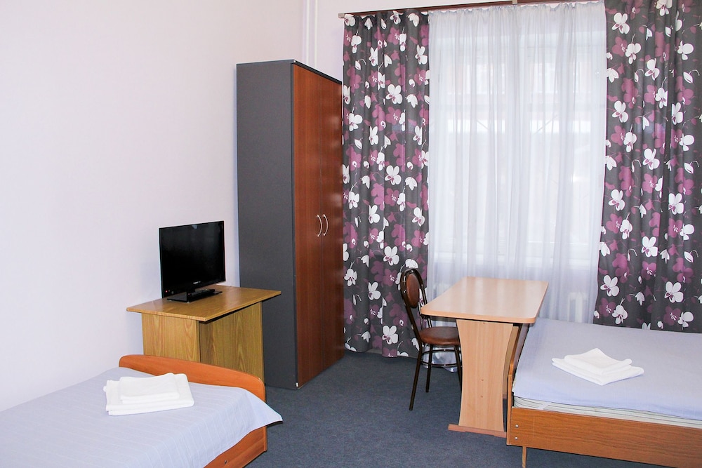 Economy Triple Room photo 2