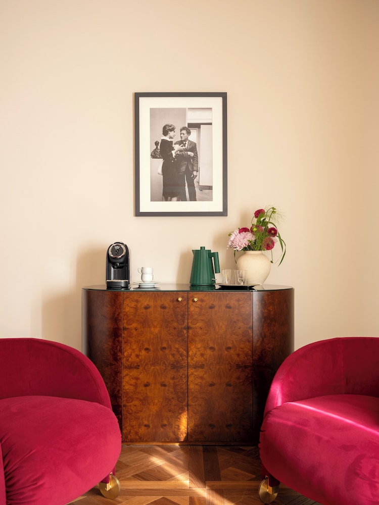 Deluxe Double Room thumbnail 5