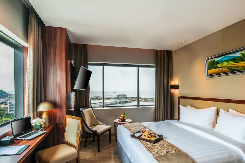 Deluxe King Sea View photo 1