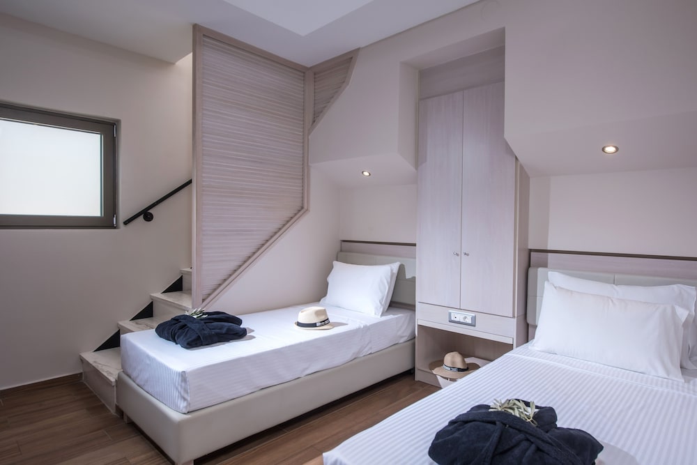 Split Level Suite - Photo 2