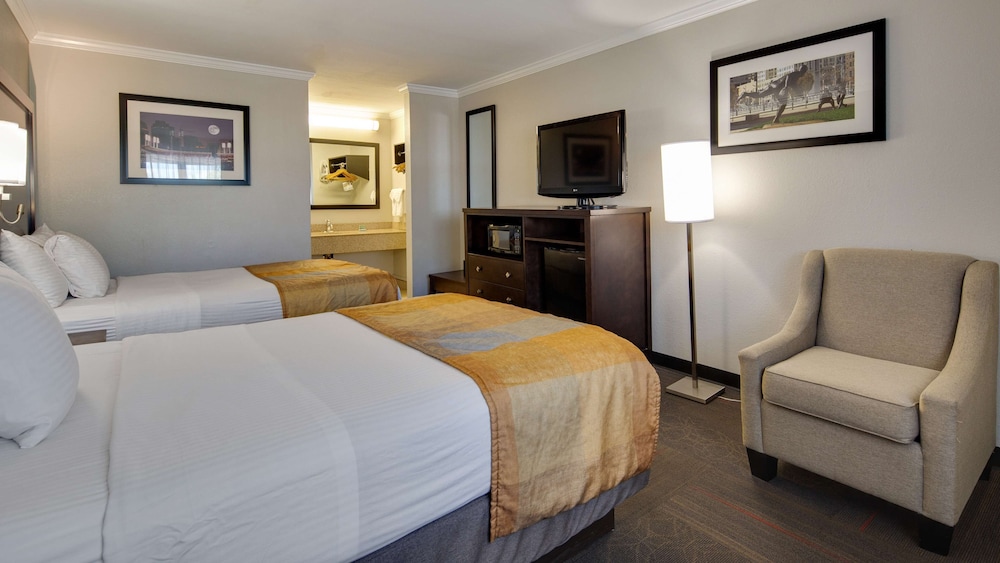 Standard Room, 2 Double Beds, Non Smoking, Refrigerator & Microwave - Photo 1