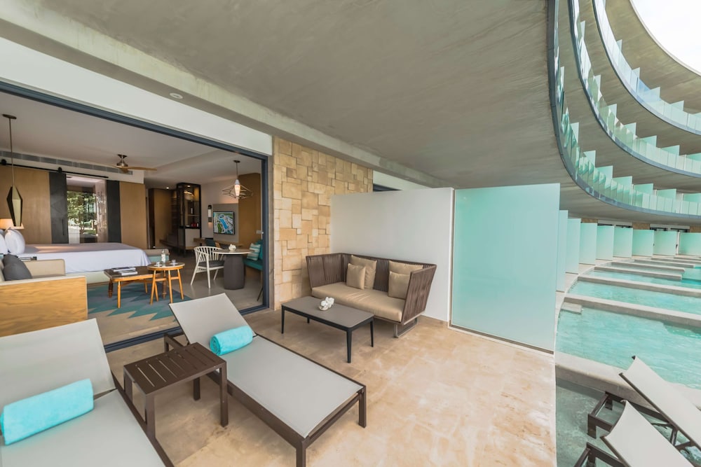 Junior Suite Swim-Out Partial Ocean View