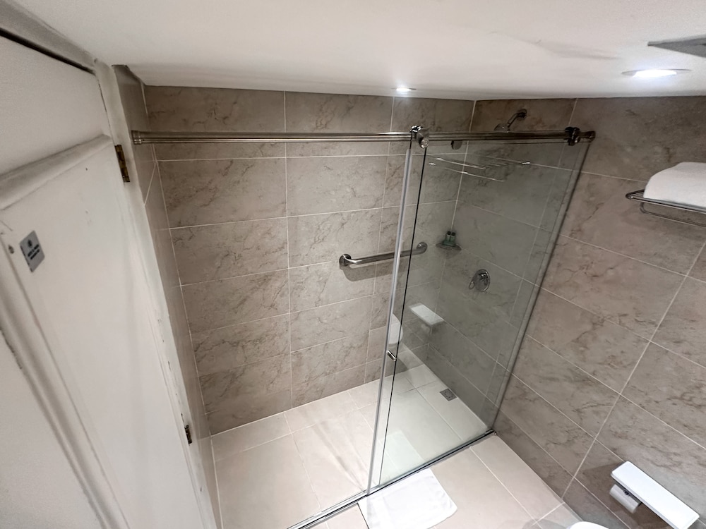 Standard Double Room, 2 Queen Beds - Photo 5