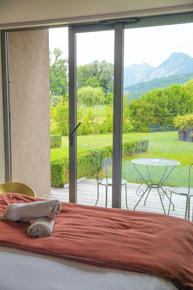 Suite, Lake View