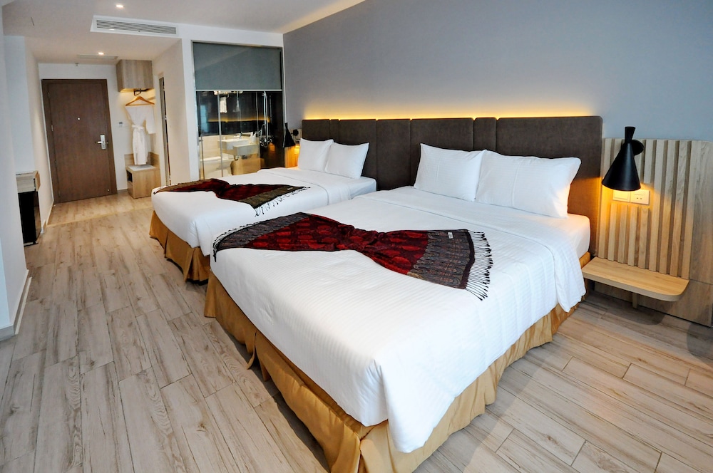 Deluxe Quadruple Room - Photo 2