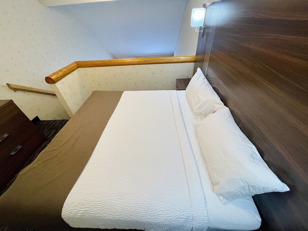 Family Suite (No Pets) - Photo 5