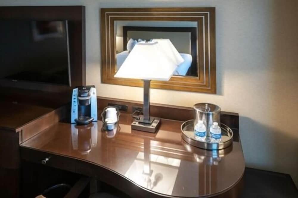 Deluxe Room, 1 King Bed, Non Smoking - Photo 5