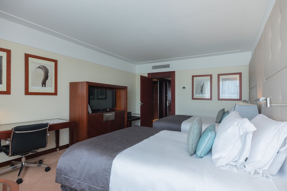 Suite, Multiple Beds (Panoramic)