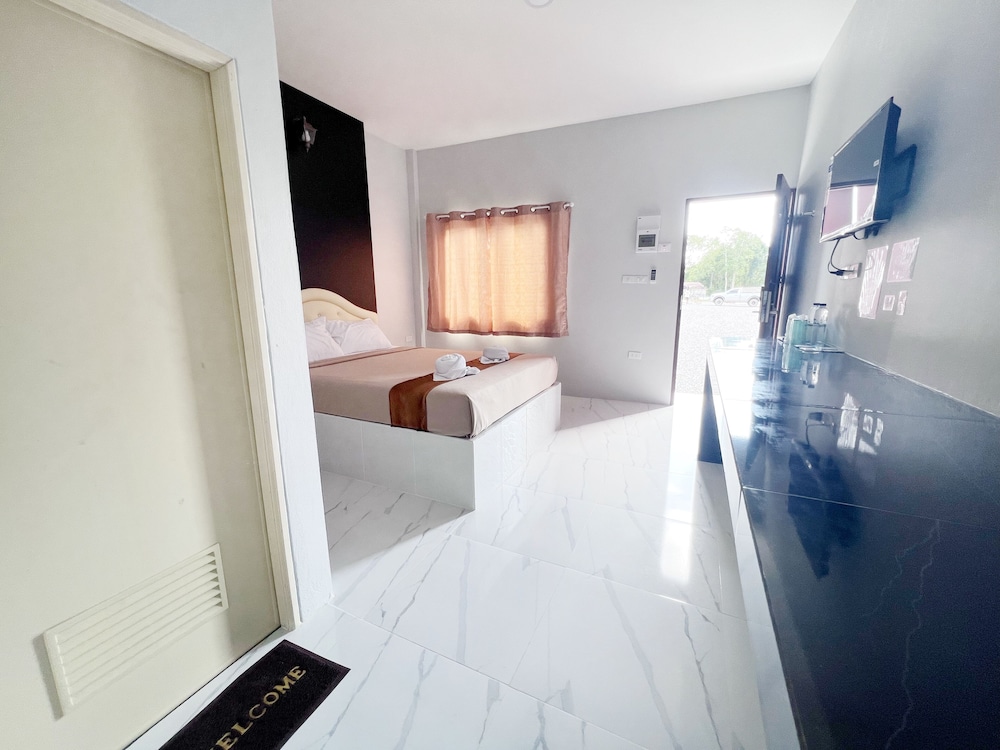 Standard Room, 1 Queen Bed photo 3