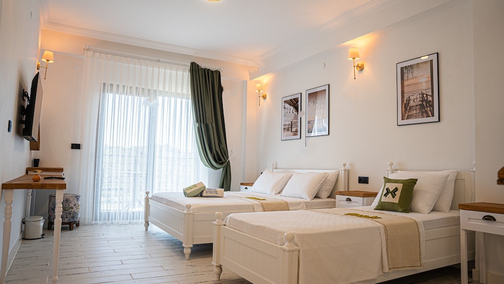 Deluxe Triple Room, Balcony, Sea View - Photo 1
