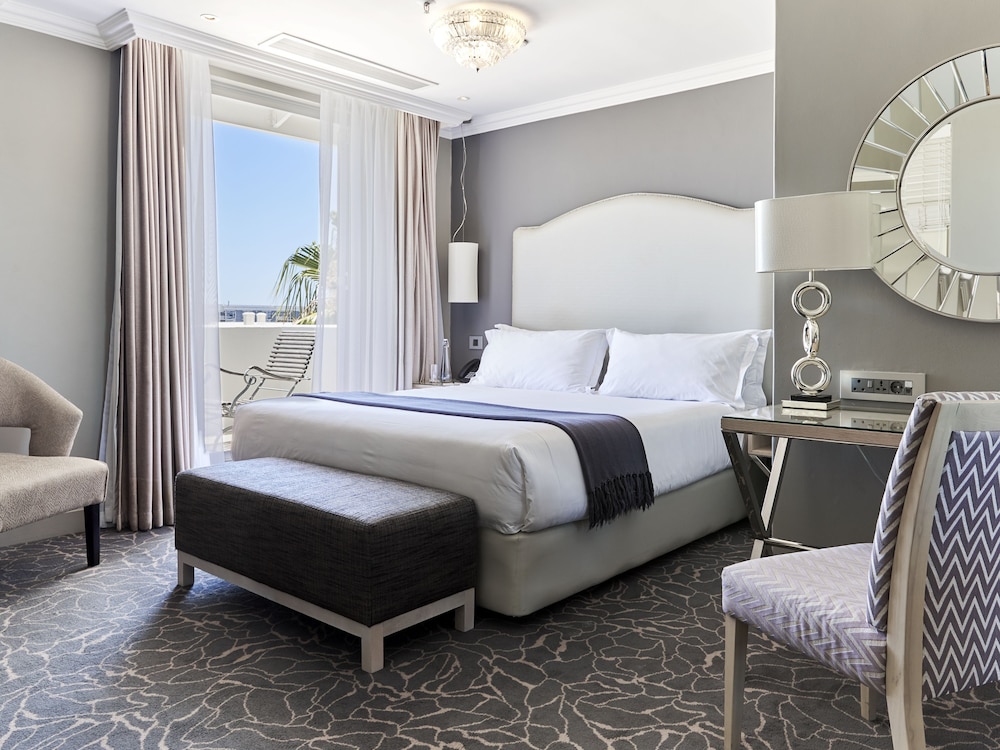 Premium Room, 1 King Bed photo 2