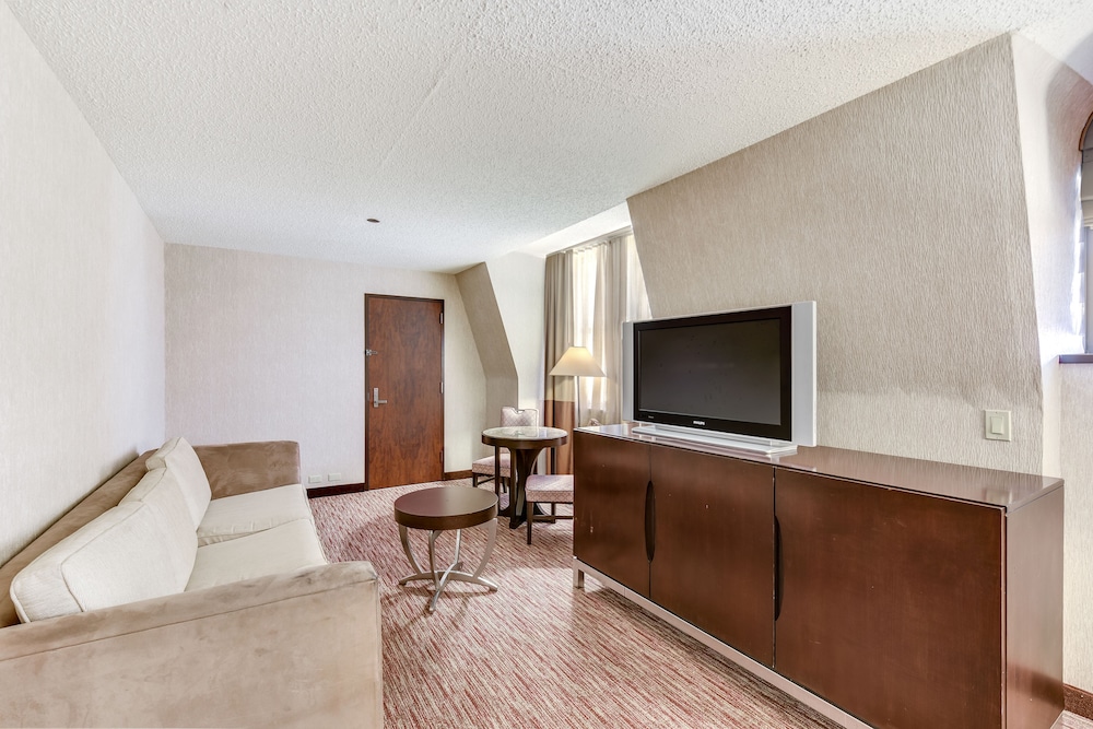 Dennis Tower Studio Suite, 1 King Bed, Non-Smoking photo 2