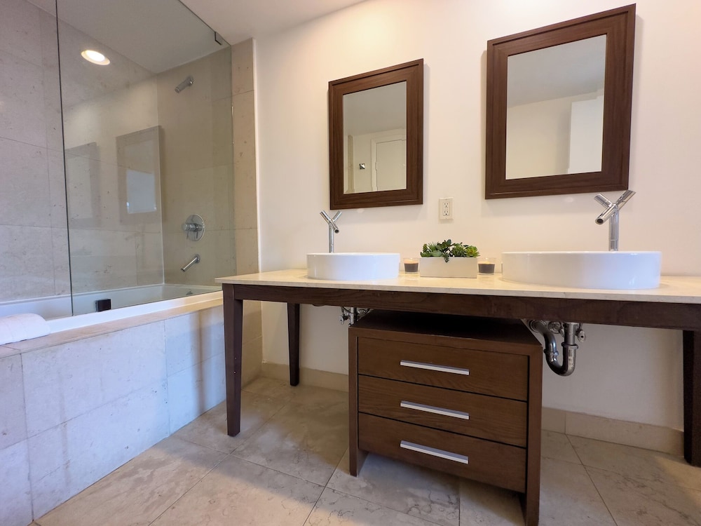 Boutique Apart, 1 King & Sofa Bed, Sauna, River/City Views, Balcony3307 thumbnail 5