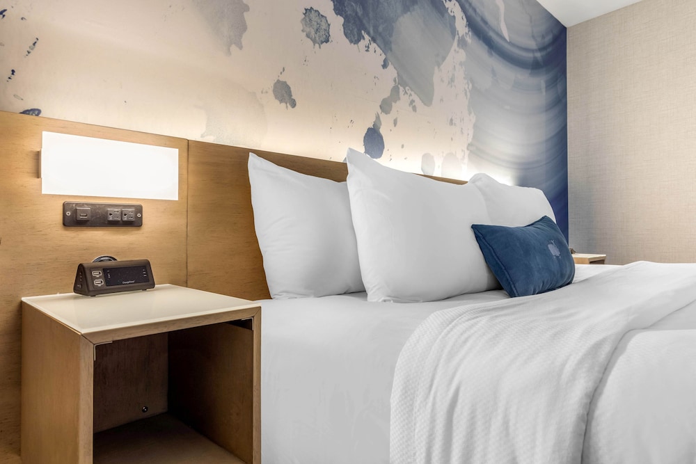 Suite, 1 King Bed, Accessible, Non Smoking - Photo 3