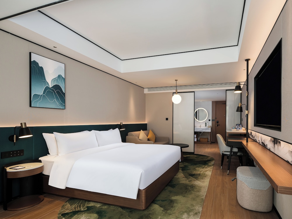Deluxe Room, 1 King Bed with Sofa bed photo 2