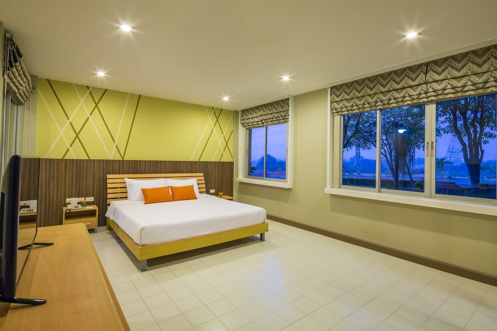 Mansion Standard King Bed photo 1