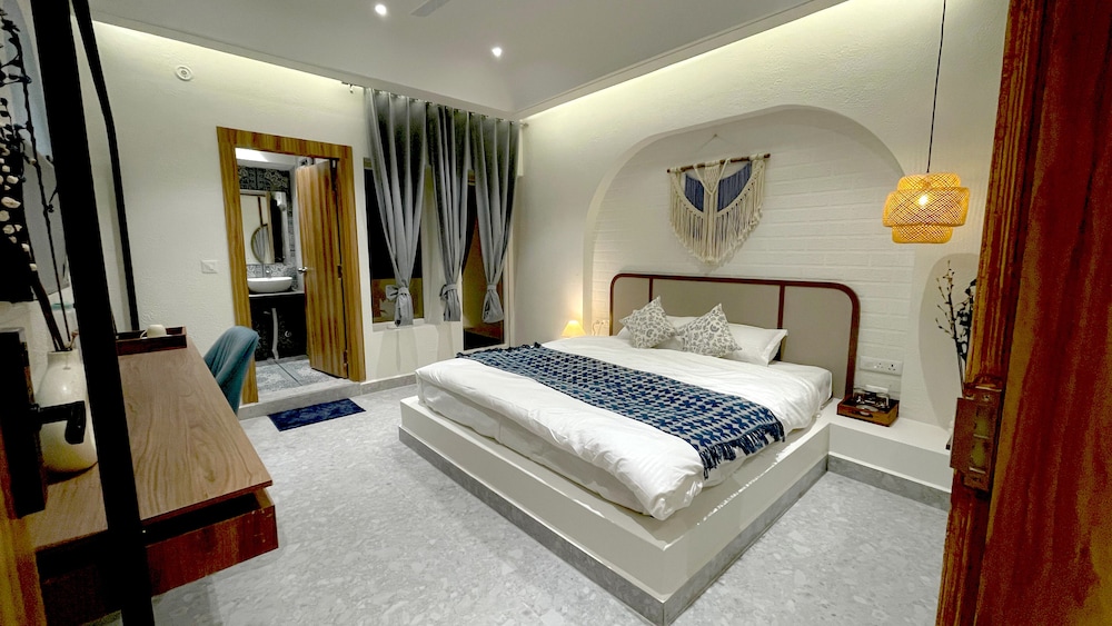 Superior Double Room, Balcony, Hill View