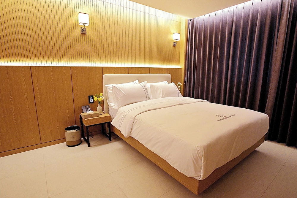 Double Room, 1 King Bed, Non Smoking, Private Bathroom