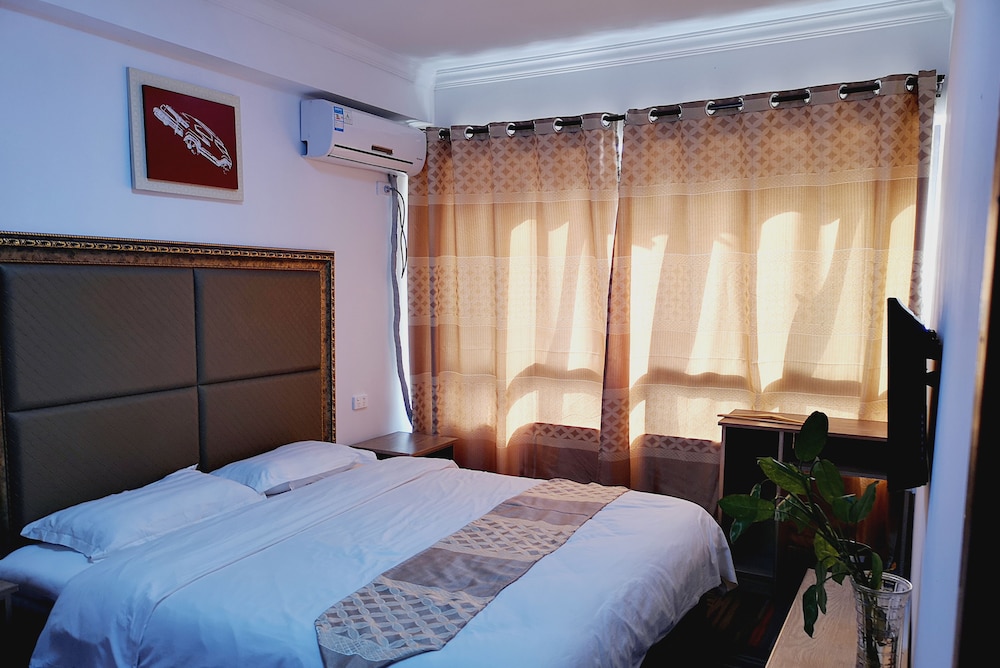 Deluxe Room, 1 Queen Bed, Non Smoking photo 3