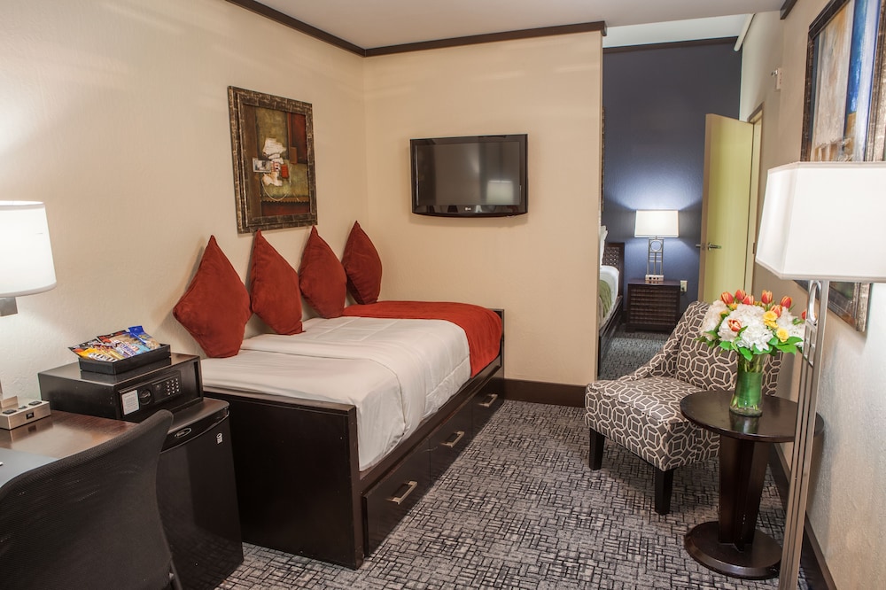 Deluxe Queen Room with a Twin Daybed - Photo 1