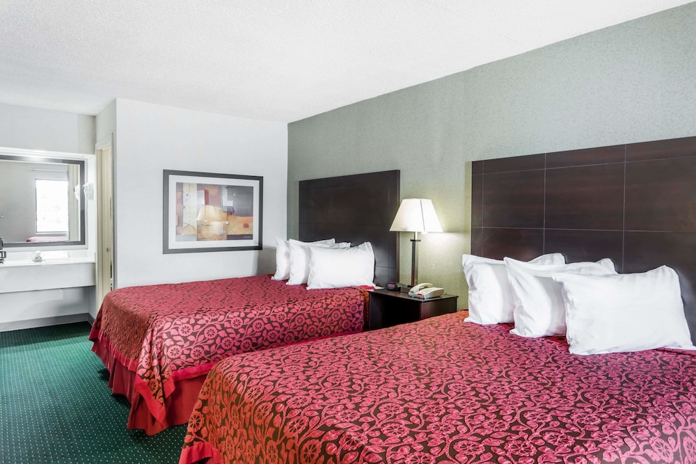 Standard Room, 2 Queen Beds photo 2