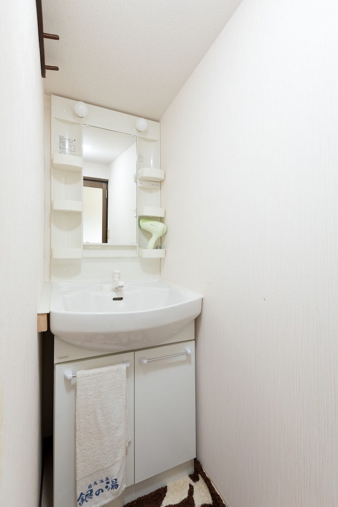 Twin Room, 2 Twin Beds, Shared Bathroom photo 3