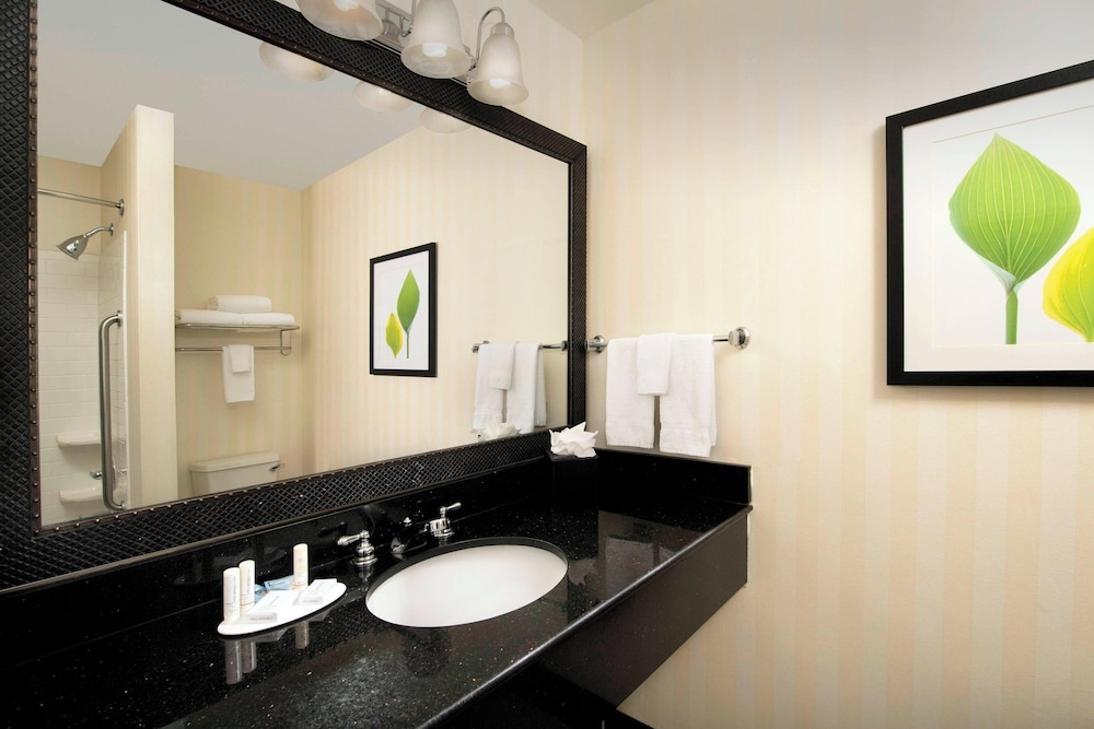 Room, 1 King Bed (Hearing Accessible) - Photo 4