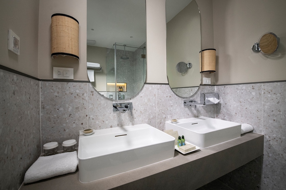 Deluxe Double Room, Terrace, City View - Photo 5