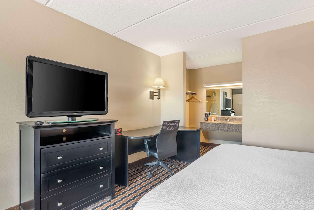 Standard Room, 1 King Bed, Non Smoking photo 3