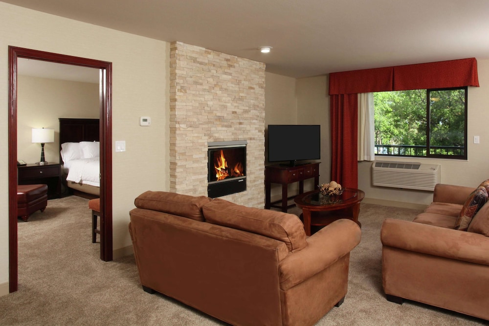 Suite, 1 King Bed, Non Smoking - Photo 2