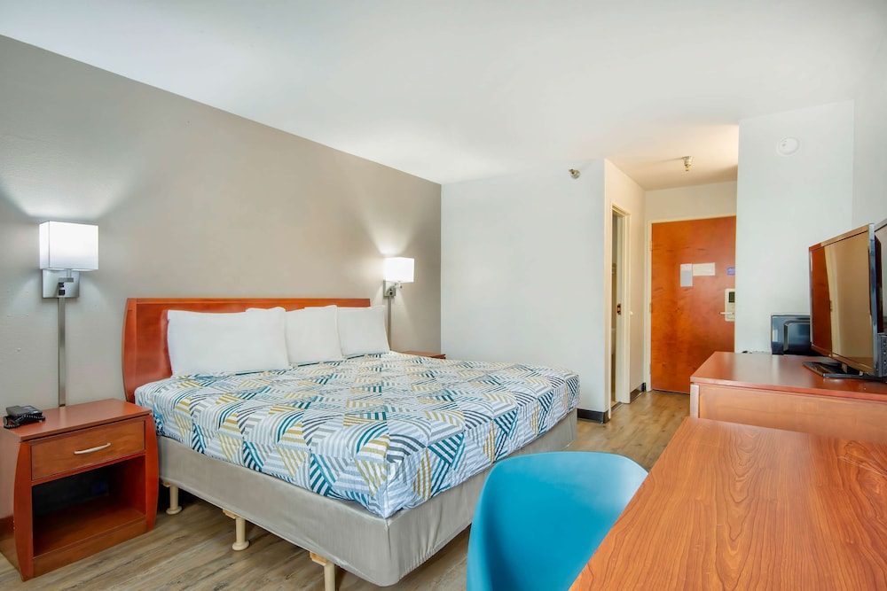 Standard Room, 1 King Bed, Non Smoking, Refrigerator & Microwave - Photo 4