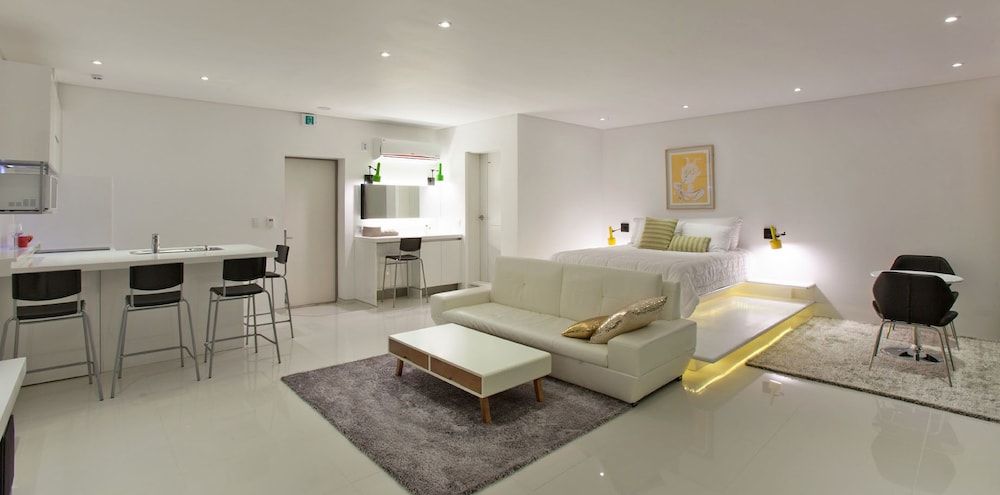 Room (S 102) photo 1