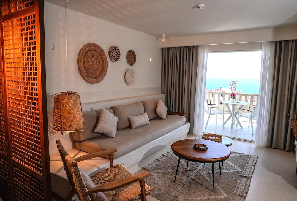 Suite, 1 Queen Bed, Sea View - Photo 1