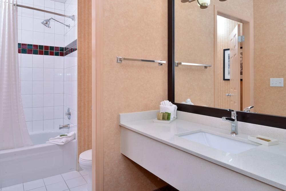Family Suite, Multiple Beds, Non Smoking, Refrigerator & Microwave (4 queen beds) - Photo 6