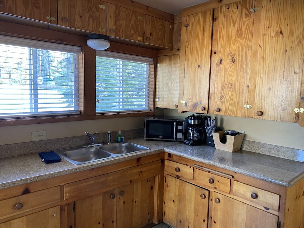 Family Cabin, Private Bathroom, Mountain View (030 3BR 1Q 1Q 1F 1FT)