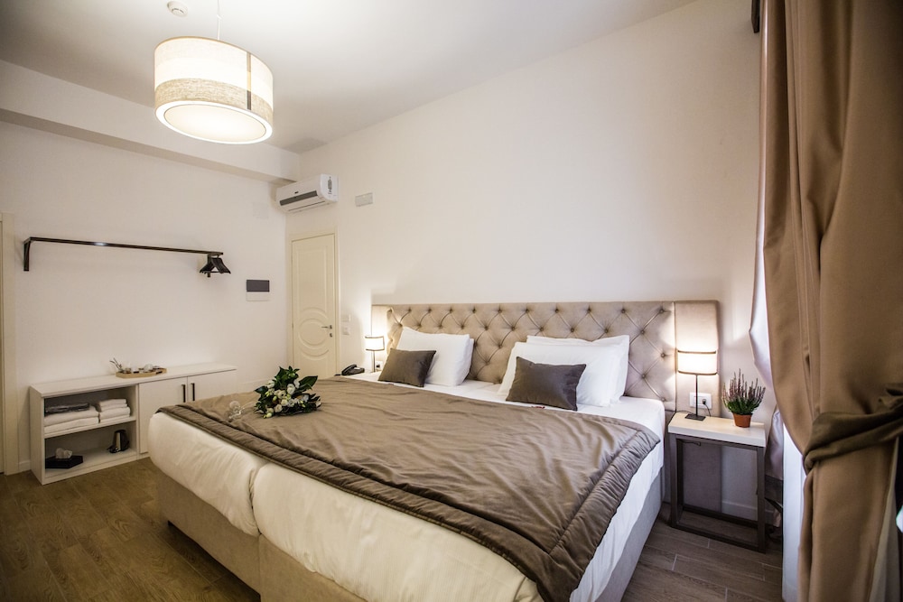 Junior Room, 1 King Bed with Sofa bed photo 3