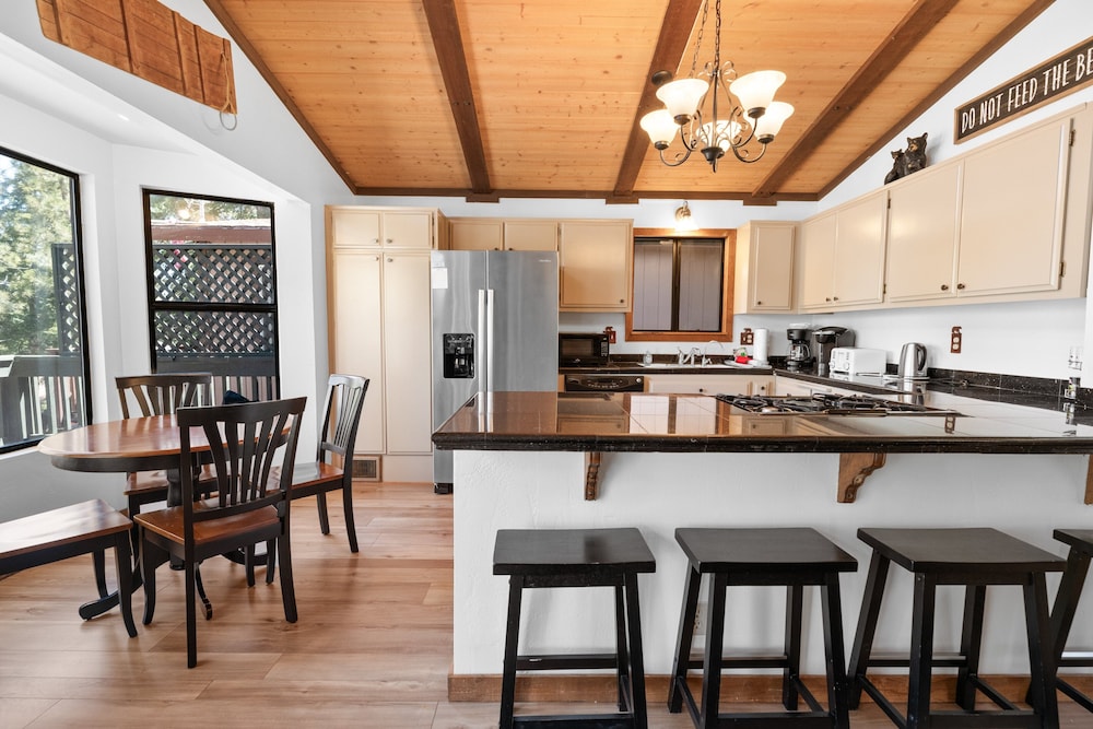 House, Multiple Beds, Patio, Mountain View photo 3