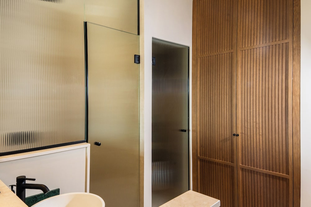 Deluxe Suite with Panoramic Sea View - Photo 24