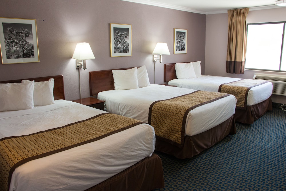 Room, Multiple Beds, Smoking (Mobility/Hearing/Roll-In Shower) - Photo 4