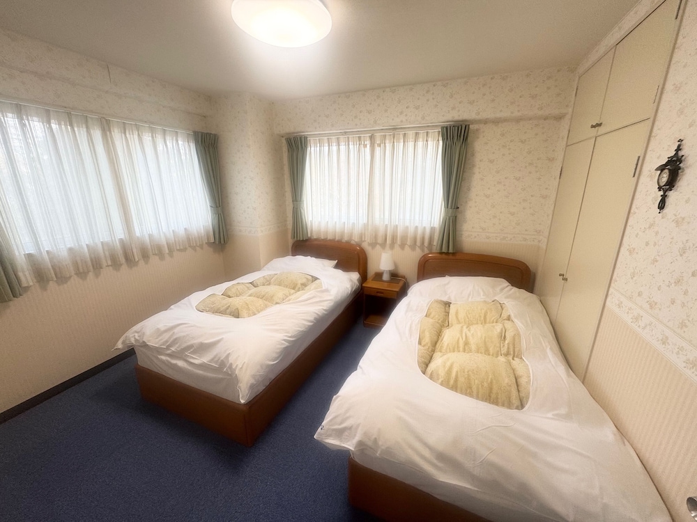 [Modern Western-Style Suite]