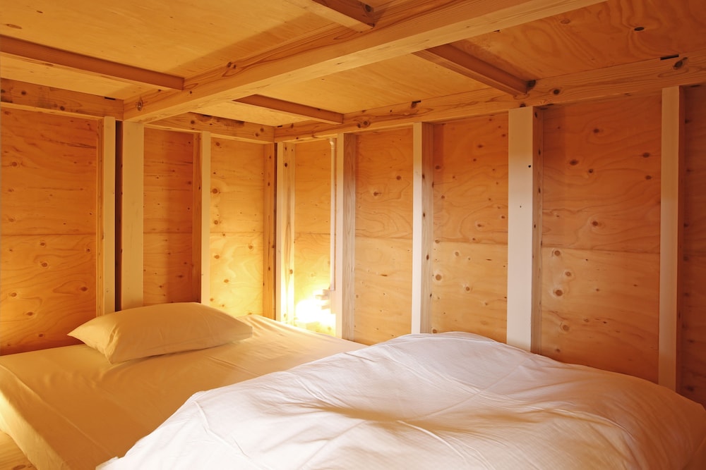 Women Only Bunk Room, Breakfast Included (Breakfast restaurant is at different location), Non Smokin photo 1