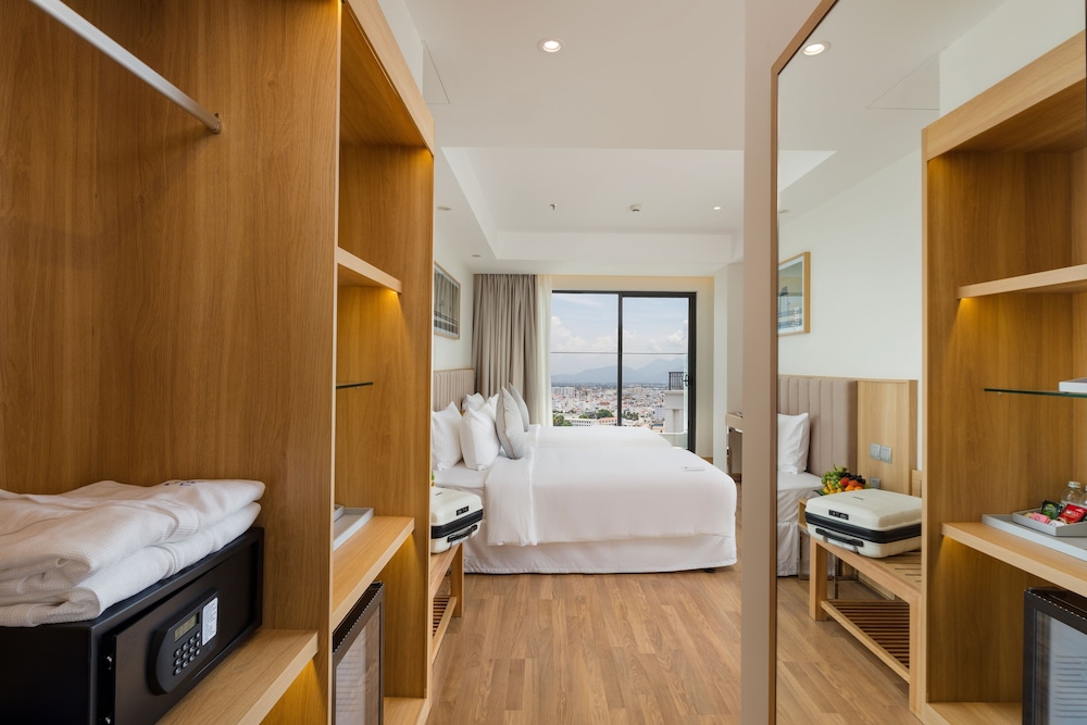 Premium Double Ocean View With Balcony photo 2