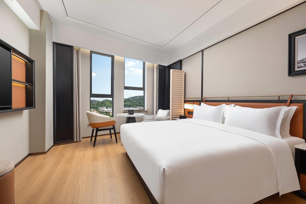 Room, 1 King Bed, Non Smoking, Mountain View photo 1