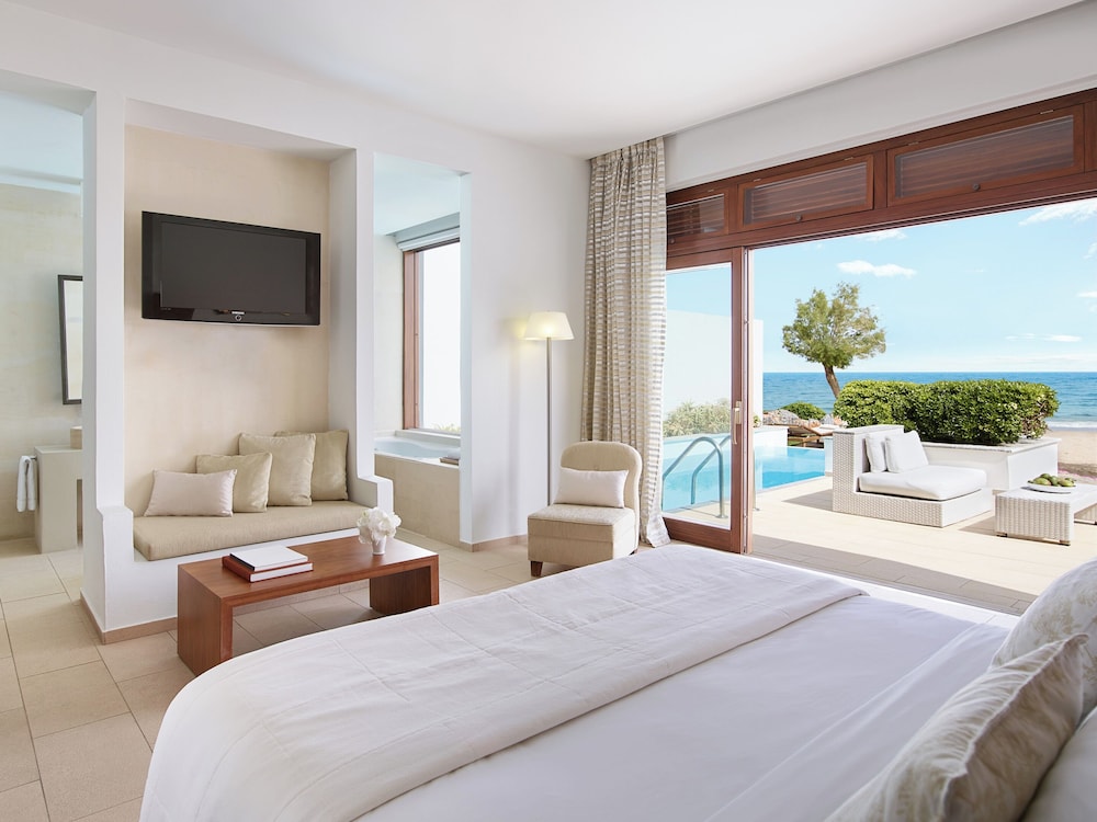 3 Bedroom villa beachfront with private pool thumbnail 6