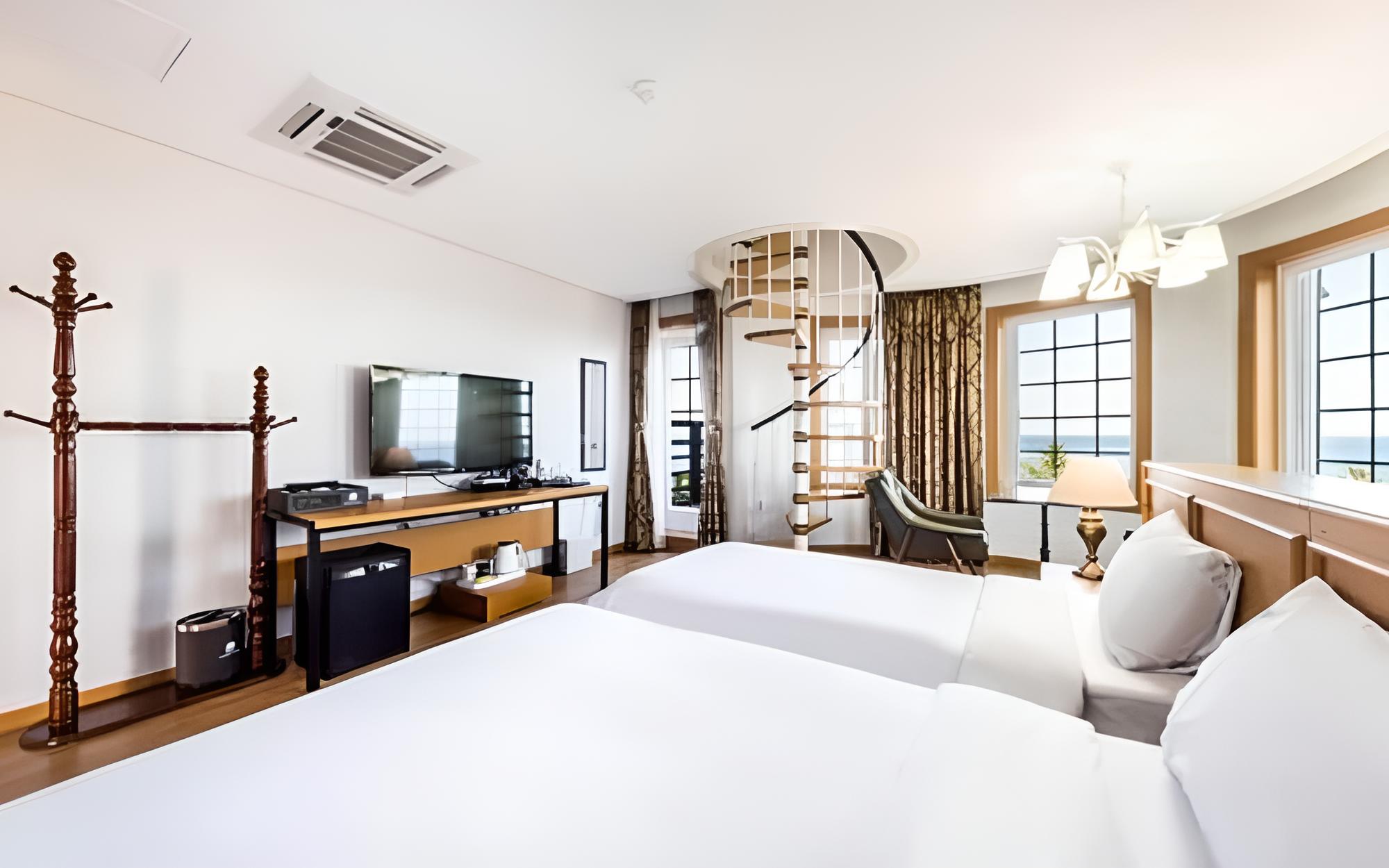 Room (Suite) - Photo 2