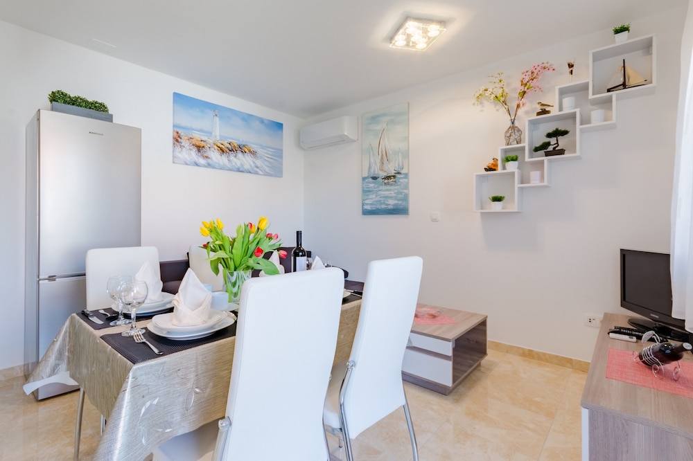 Apartment, 2 Bedrooms, Terrace photo 2