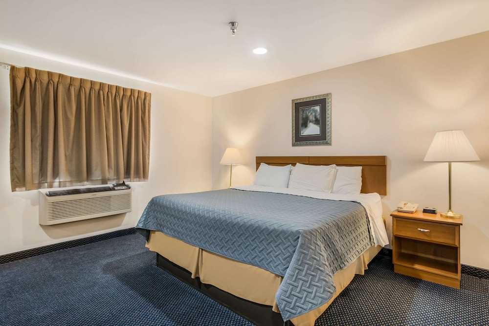 Suite, 1 King Bed, Accessible, Non Smoking - Photo 1