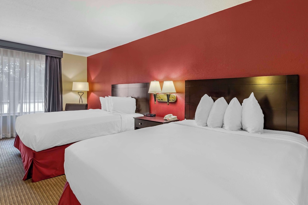 Suite, 2 Queen Beds, Non Smoking, Refrigerator & Microwave photo 1